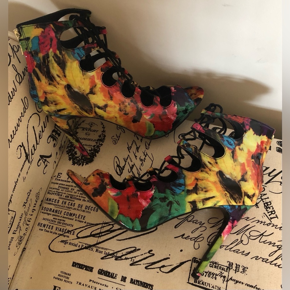 EUC; Boots;Steve Madden;Colorful Abstract Flower Pattern;Cut-Outs;Lace-Up;4 1/2”